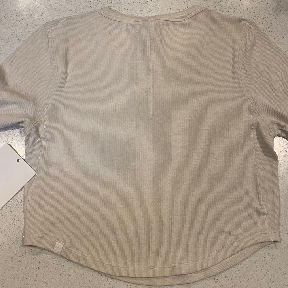 Lululemon tight cropped T-shirt - Picture 5 of 12